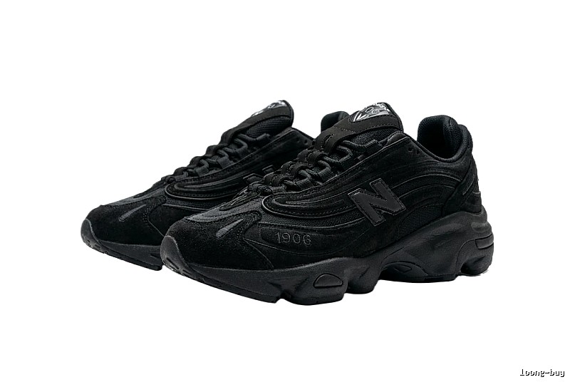 Retro-style black shoes of New Balance