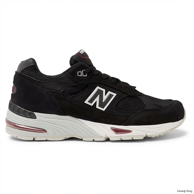 Retro-style black shoes of New Balance
